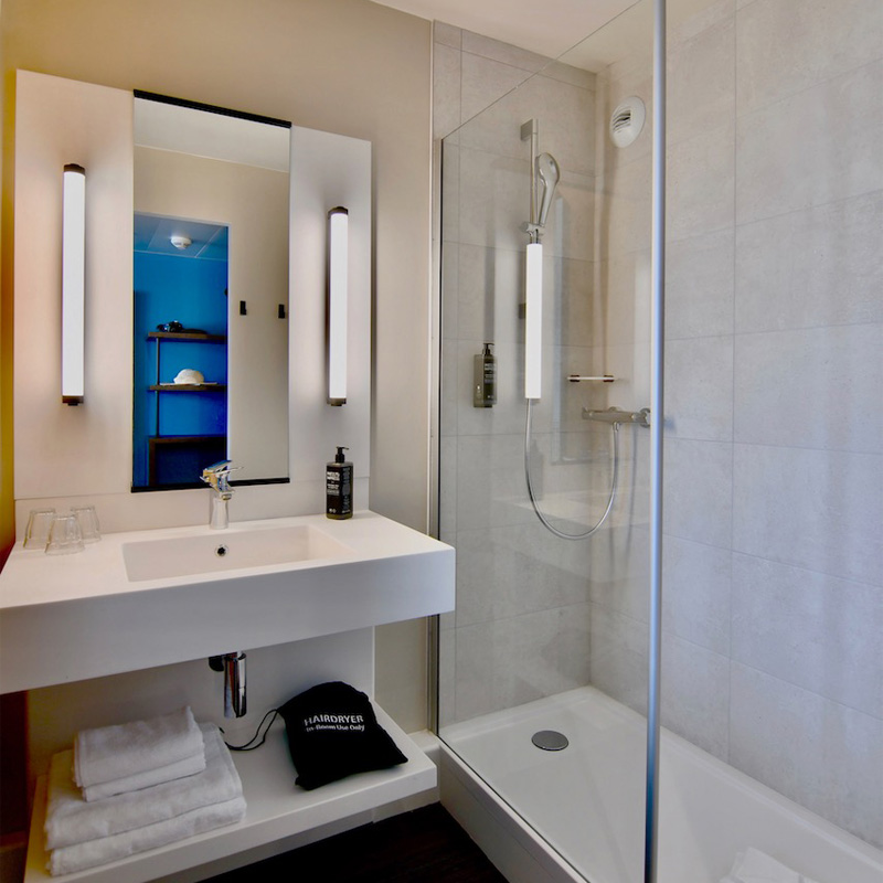 chambre-lit double et simplee-hotel-Saint-Nazaire-salle-d-eau