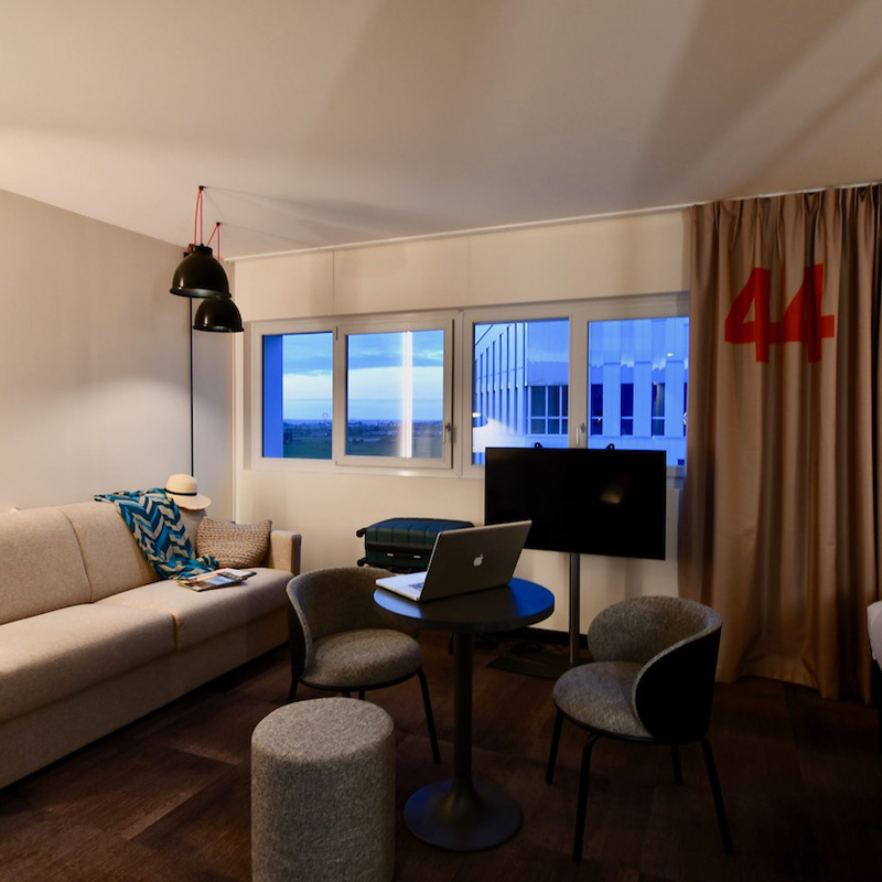 Suite lit double et Sofa-hotel-Saint-Nazaire