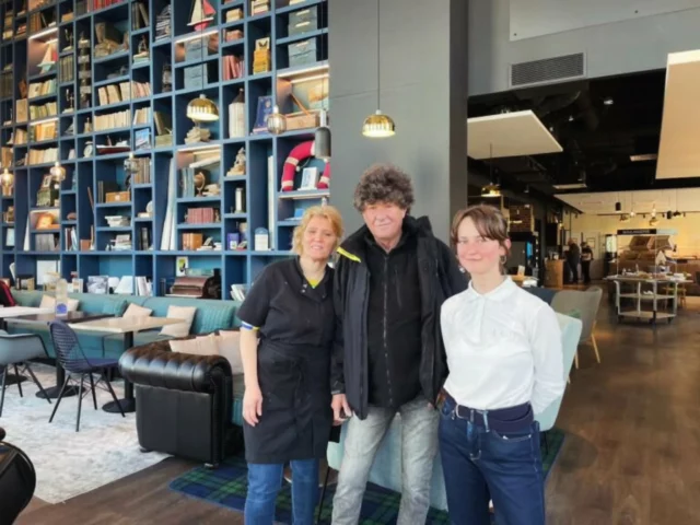 Nous sommes ravis d'avoir accueilli @jean_le_cam chez Dusk, un beau moment de partage avec notre équipe. #dusksaintnazaire #saintnazaire #hotel #ibisstyles #ibisbudget #jeanlecam #vendeeglobe