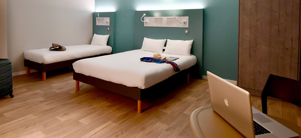 suite lit double et sofa hotel Ibis Saint-Nazaire