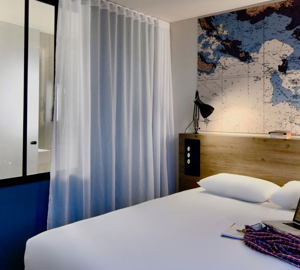 wp-content/uploads/2022/05/Chambres-Ibis-styles_0006_DUSK-HOTEL-SAINT-NAZAIRE-03-05-2022-59.jpg